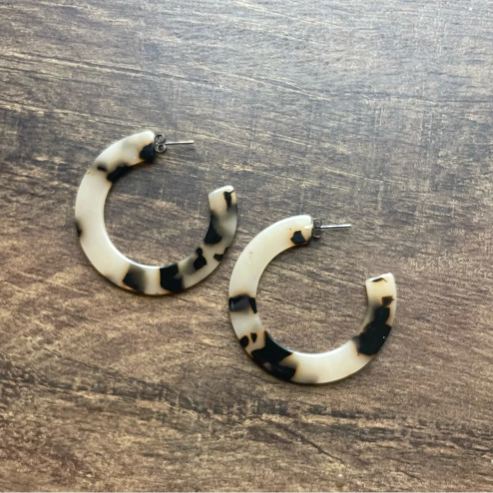 Universal Thread Tortoise Shell Hoops - Picture 2 of 2